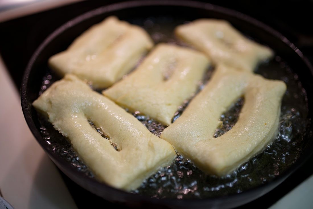 Подготовка чекор по чекор: Од замесување до совршено пржени подгреани гаќи