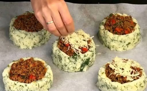 Потребни состојки за неодоливите гнезда со говедско месо и сирење