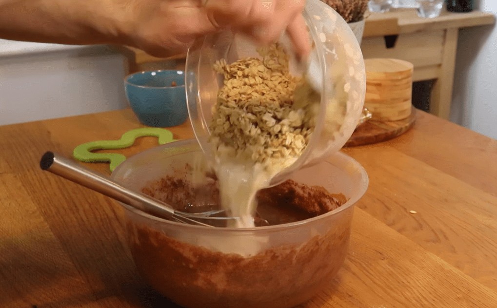 Чекор по чекор до совршени плочки: едноставно и брзо подготвување на чоколадни овесни плочки без употреба на рерна