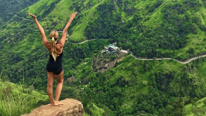 Носителите на оваа виза можат да отвораат банкарски сметки и да ги запишат децата во приватни или интернационални училишта