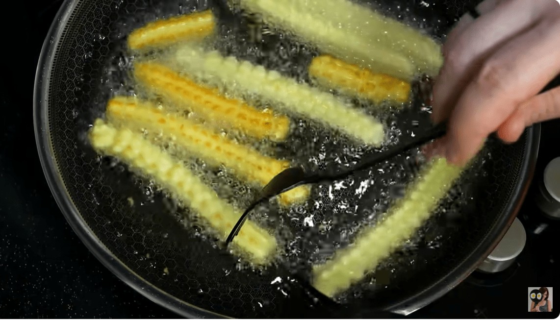 Неодоливо крцкави компири со сос од лук и сирење