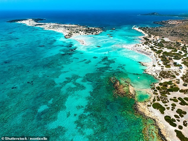 Балос Лагуна на Крит се наоѓа на третото место со своите магични пејзажи и лесен пристап од аеродромот во Хања