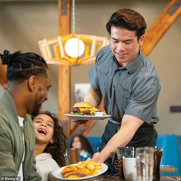 Дебата на интернет: Дали келнерката само го „измами“ газдата или паметно ги искористи правилата?