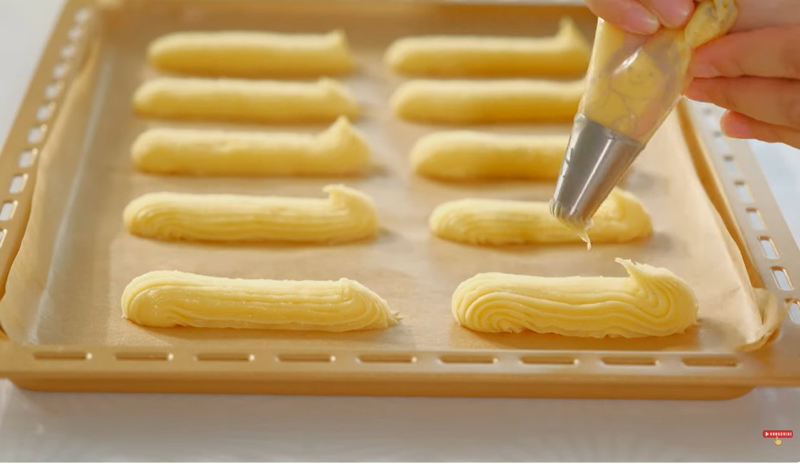 Како се приготвува кремата за полнење што го прави десертот неодолив