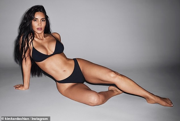 Ким Кардашијан позира во провокативна црна долна облека за нејзиниот мултимилијардерски бренд SKIMS