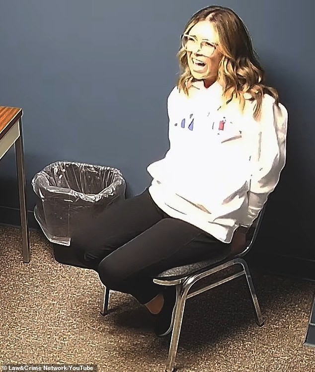 Тајната врска што ја шокираше цела Индијана: Секретарка на училиштето плаче додека им кажува на полицајците дека имала односи со ученик само три пати... и чекала додека не наполнил 18 години