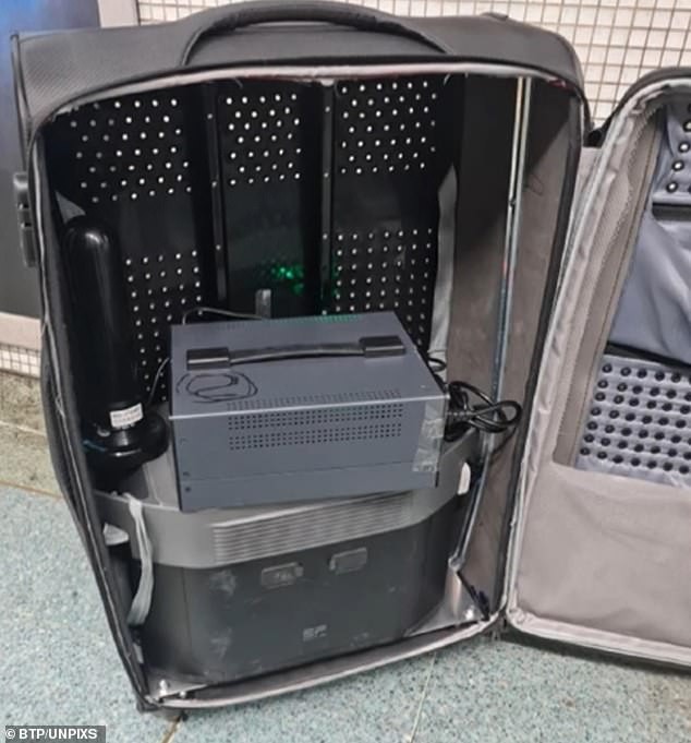 Злосторници ја користеле подземната железница за SMS измами и испрале 700.000 евра преку подарочни картички