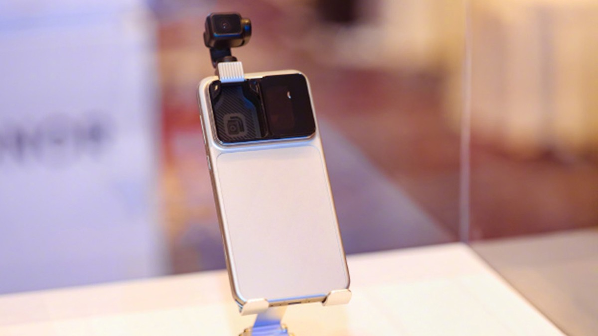 Роботскиот телефон е замислен како мини Wall-E кој следи и анализира што гледа – но можеби се работи само за AI сон