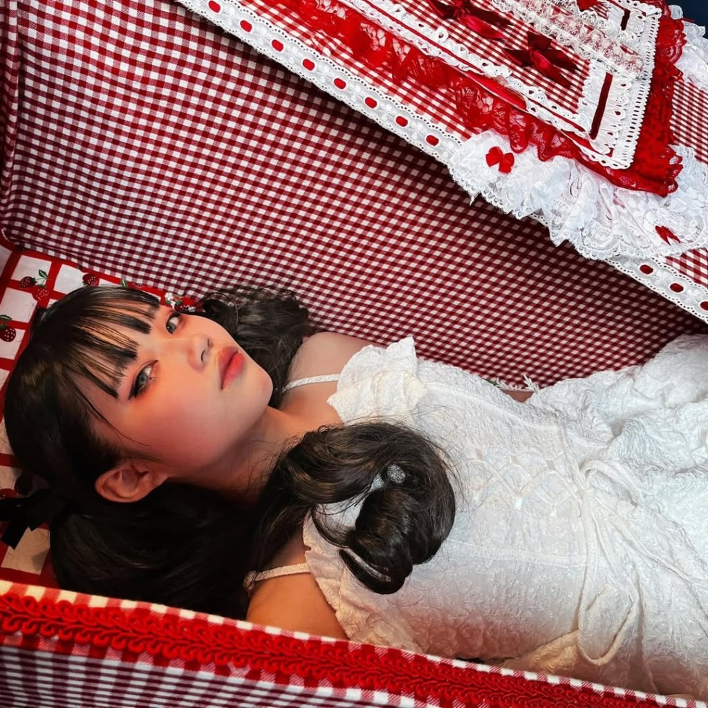 Медитација во ковчеци: Јапонци легнуваат во мртвачки сандаци за да се соочат со стравот од смртта и да си го враќаат спокојот