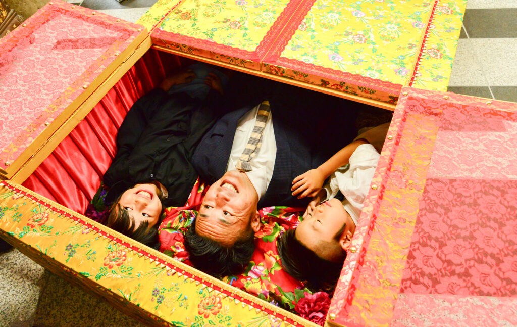 Од класични дрвени ковчези до разнобојни „слатки ковчези“ – медитацијата станува стилска