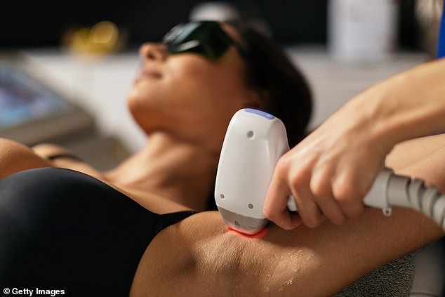 Пишувањето влакна не создава нови влакна, но може да предизвика иритација и темна сенка на кожата