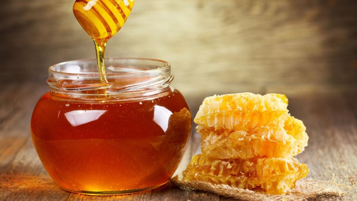 Дури ни обучени судии за мед не го препознаваат фалсификатот