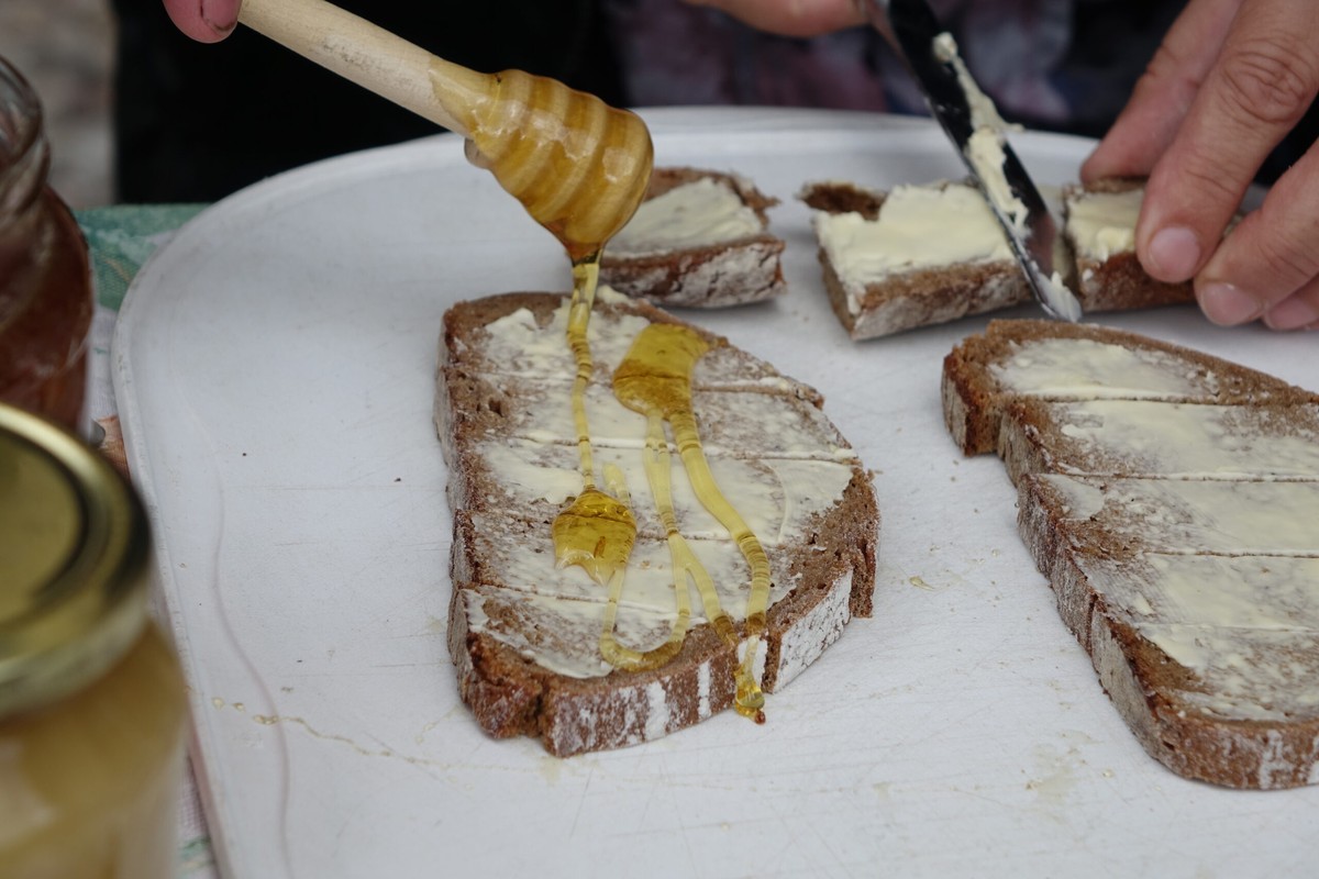 Анализите покажуваат неавтентични медови во супермаркетите, а трговците негираат