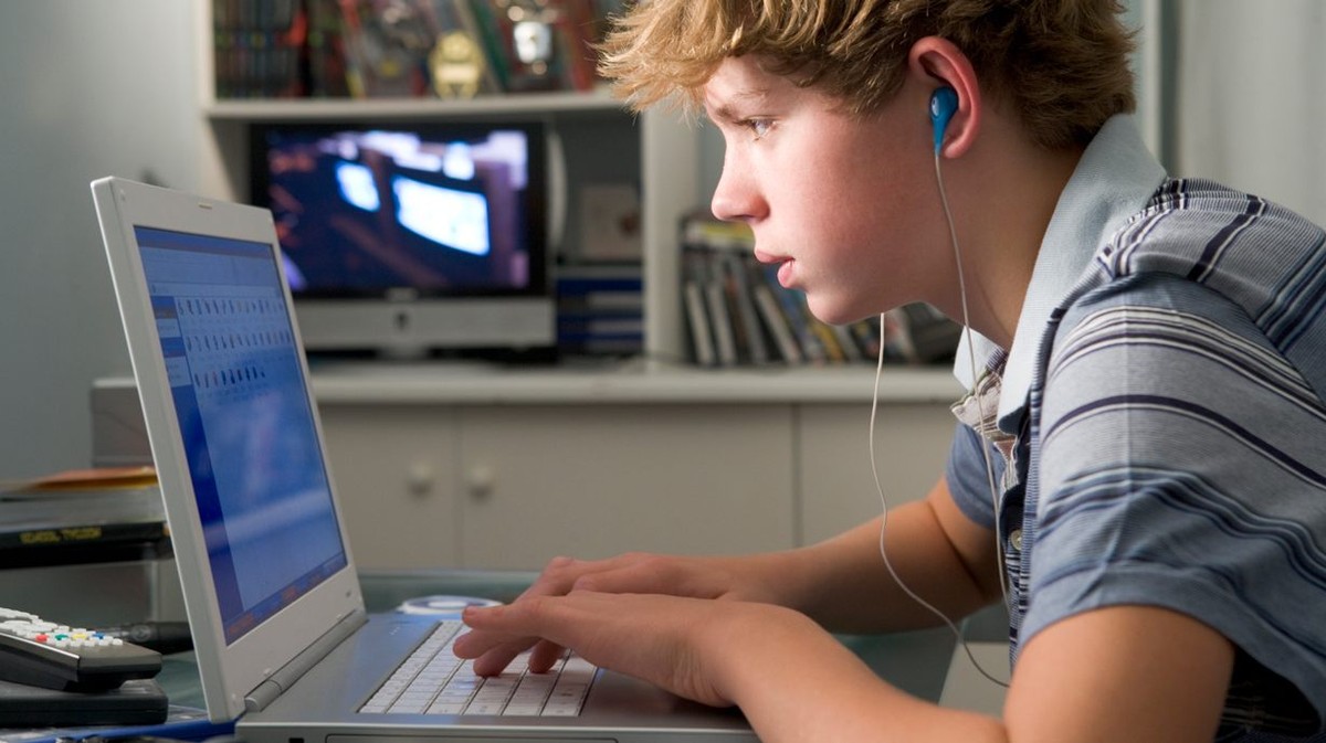 Свесна замена на трудот: Учениците користат вештачка интелигенција кога немаат време или разбирање за материјалот