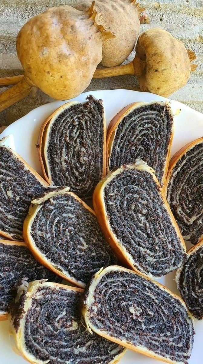 Штрудла со афион: Полна со сочен фил и неодоливо меко тесто што ќе ви го врати вкусот на детството