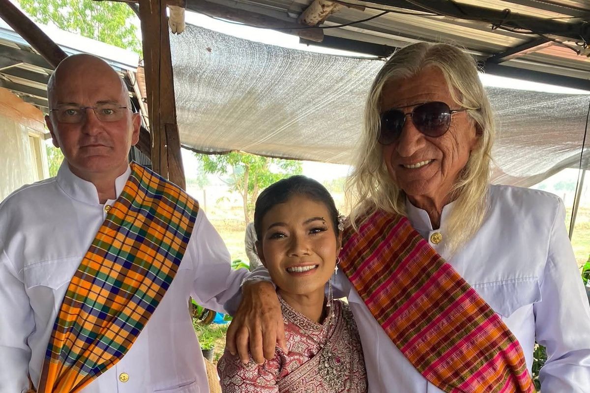 Невестата од Тајланд ја шокираше цела провинција: Жената се омажи за двајца повозрасни Австриски мажи на една церемонија — секој и плати по 28.000 евра за да ја добие!