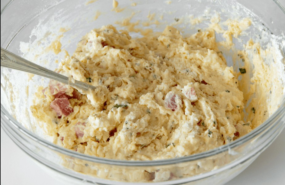 Потребни состојки за домашни мафини со компир, сланина и кашкавал