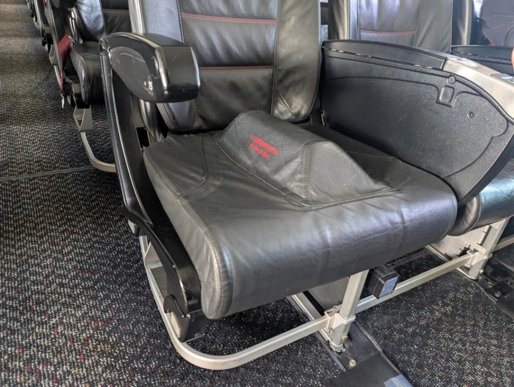 Необичното седиште се наоѓа во постар авион Boeing 737-800 и предизвика збунетост и бројни прашања