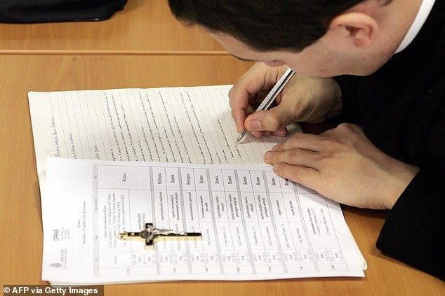 Свештеникот Луис Рамирез Алманза предупредува дека сатанистите користат АИ за создавање материјали за своите ритуали и скриено комуницирање онлајн