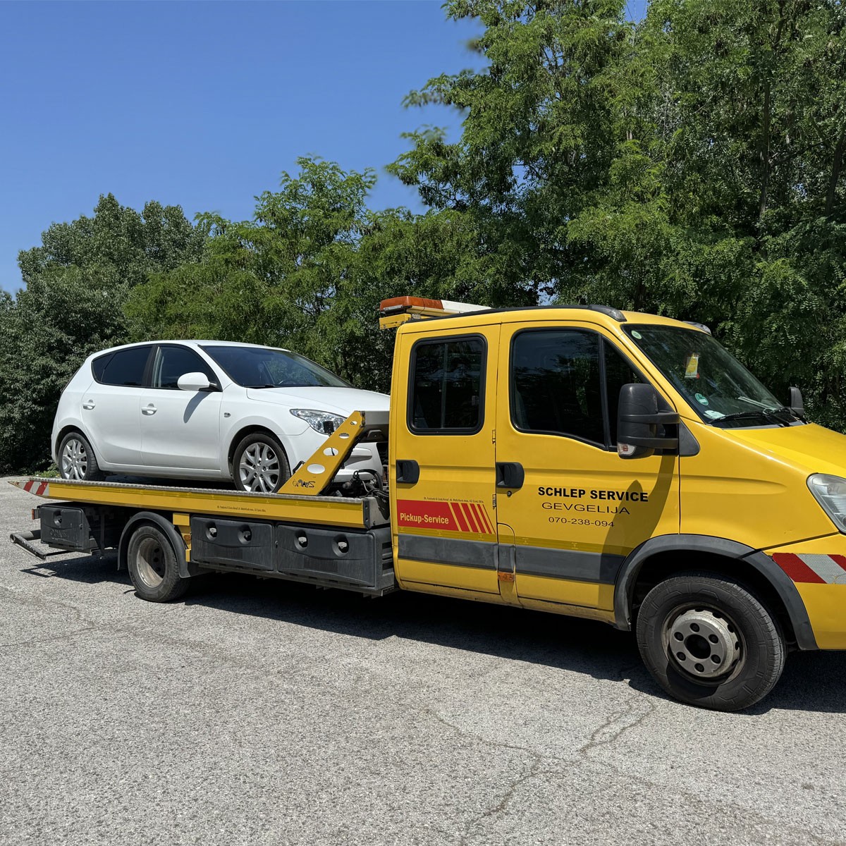 Влечење камиони: единствениот човекот што може да извлече 18-тонци од регионален пат станува најбогат во градот