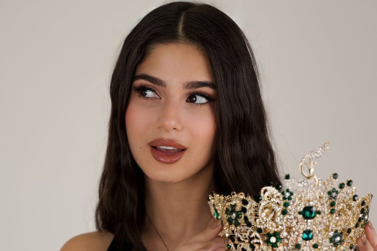 Роксана го користи своето влијание и глас за да повика на мир и достоинство за Иранското население и целиот свет