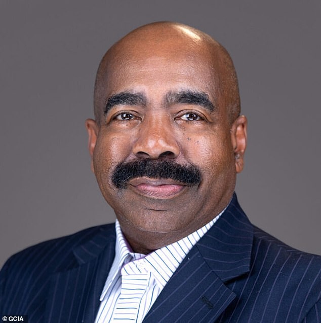 Наставникот суспендиран со плата по скандалозните зборови, родителите бесни на состанокот на училишниот одбор