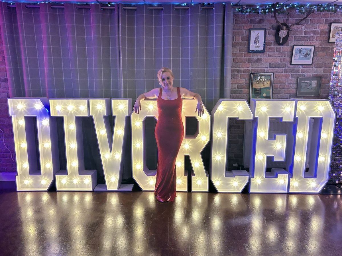 Официјален крај на еден брак: Девет години љубов завршени со свеченост за 90 луѓе