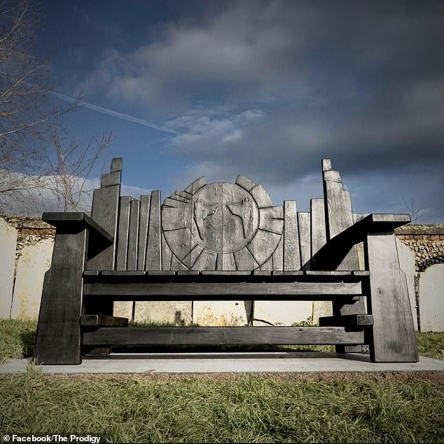 Црквата и бендот во одбрана на „ѓаволските рогови“ – Семејството и фановите ја поддржуваат уникатната клупа на Св. Марија