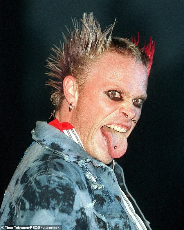 Изработката на клупата: тајна задача, оган и црна боја, инспирирани од Firestarter