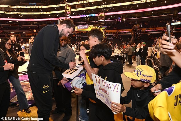 Дончиќ со насмевка за навивачите, иако денот му донесе лоши вести од поранешната свршеница Ана Марија Голтес