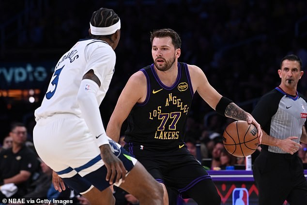 Поранешната свршеница поднесува тужба за издршка и ги одведува ќерките во Словенија