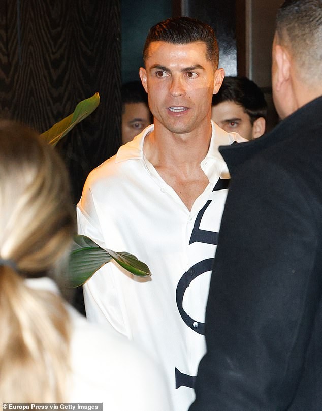 Кристијано Роналдо ужива во ноќта во градот Мадрид, додека неговата свршеница Џорџина Родригез блеска на модното шоу во Рим