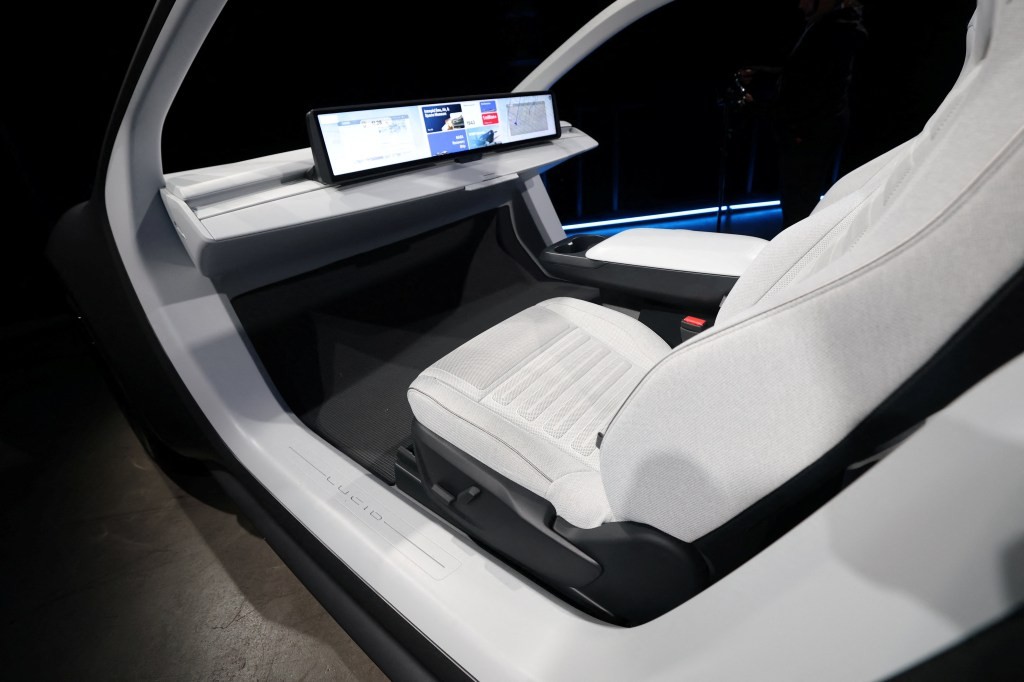 Двонасочен пристап – партнерства со Uber и Nuro и паралелна продажба на автомобили со автономни функции