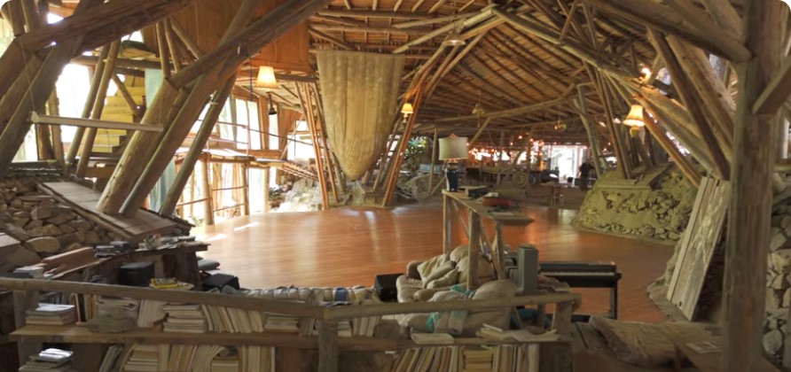 Со свои раце подигнал девет згради на 20 хектари, без стандардни алати и без архитект