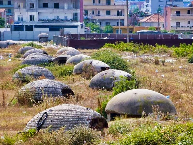 Тајните на Албанија: 170.000 бункери, шпион кој стана верник и уметник за тетоважи кој живее во атомски бункер