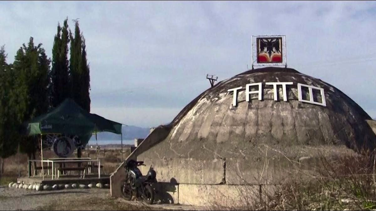 Поранешниот шпион Берти најде смисла на животот преку тајно слушање радио Монте Карло