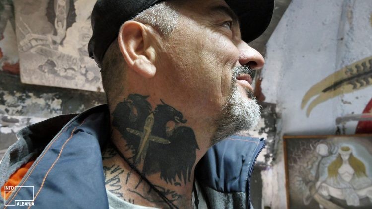 Кек: мајстор за тетовирање кој живее и работи во атомски бункер, девет години поминати по американски затвори