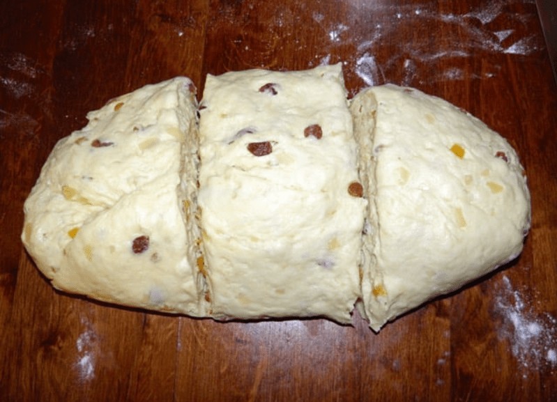 Постапка за подготовка на совршено меко и богато тесто со овошје и јаткасти плодови