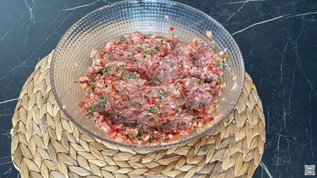 Пастрмајлија со мелено месо и кашкавал — Лесен рецепт кој ќе ги воодушеви вашите најблиски!