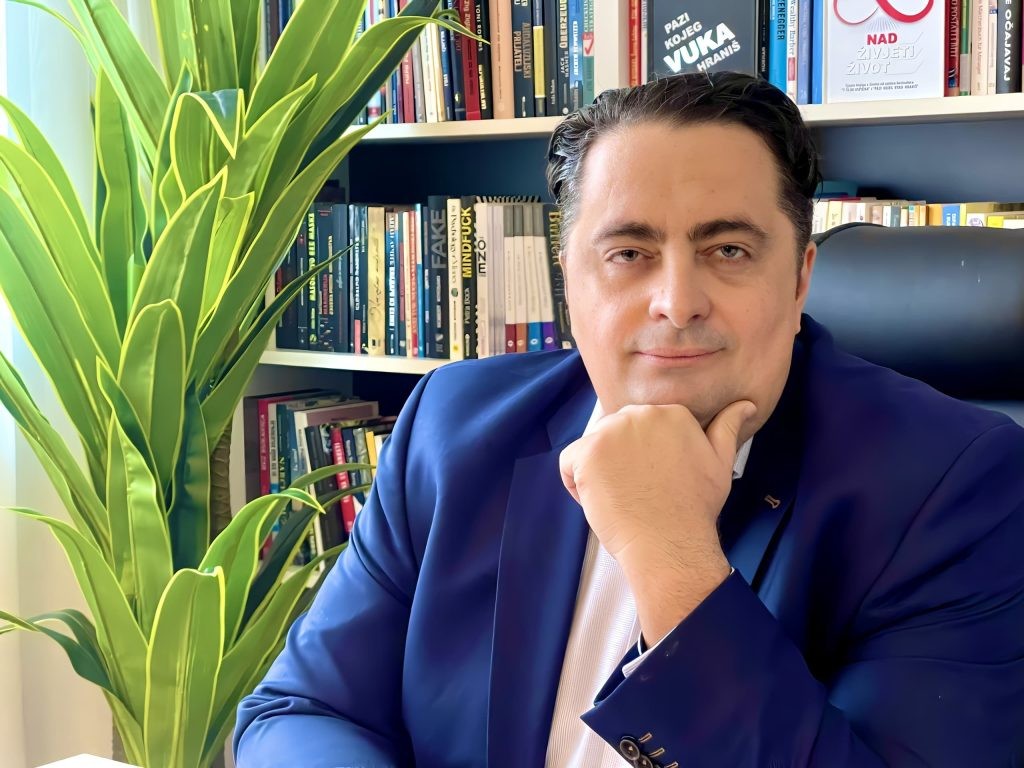 Трите ритуали на Кенан: дневно планирање, кафе со директорот на животот и вечерна благодарност за конкретни работи