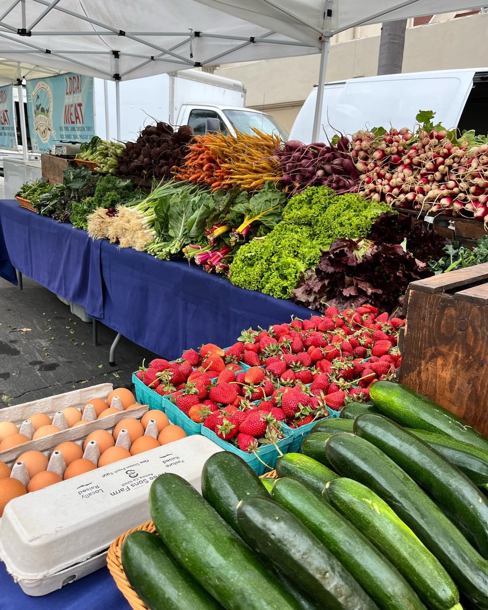 Ендру почнува без заем, гради фарма со свои раце и одржува втора работа