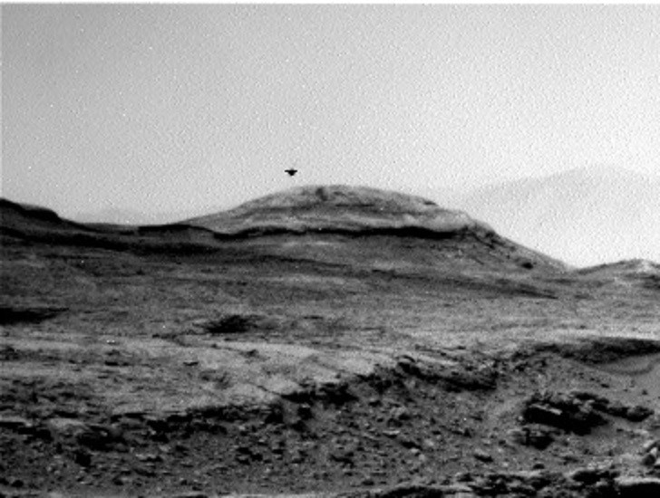 Фотографија од официјалната архива на НАСА го прикажува мистериозниот објект во форма на класичен НЛО