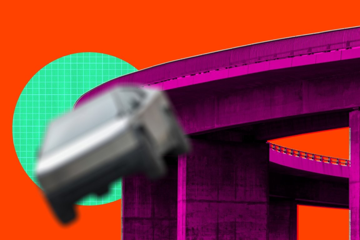 Жена ја тужи Tesla откако Cybertruck на автопилот за малку ќе ја исфрлел од мост