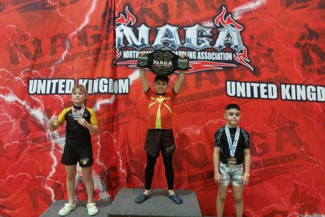 Десетгодишниот Павел од Скопје ги освојува британските терени и го вее македонското знаме: Златното момче што освојува медали во џиу-џицу