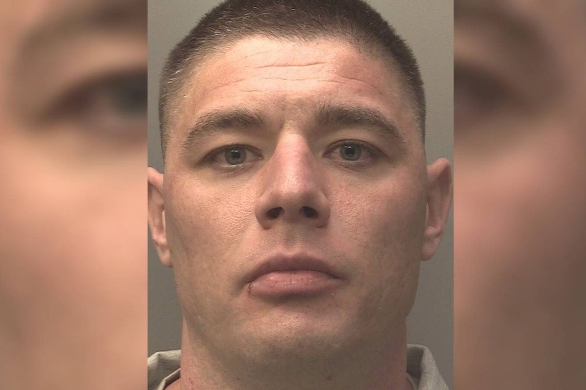 Хичмо бил откриен по слика со кесичка Walkers Sensations и прекарите Brutal Whale и Roll Play