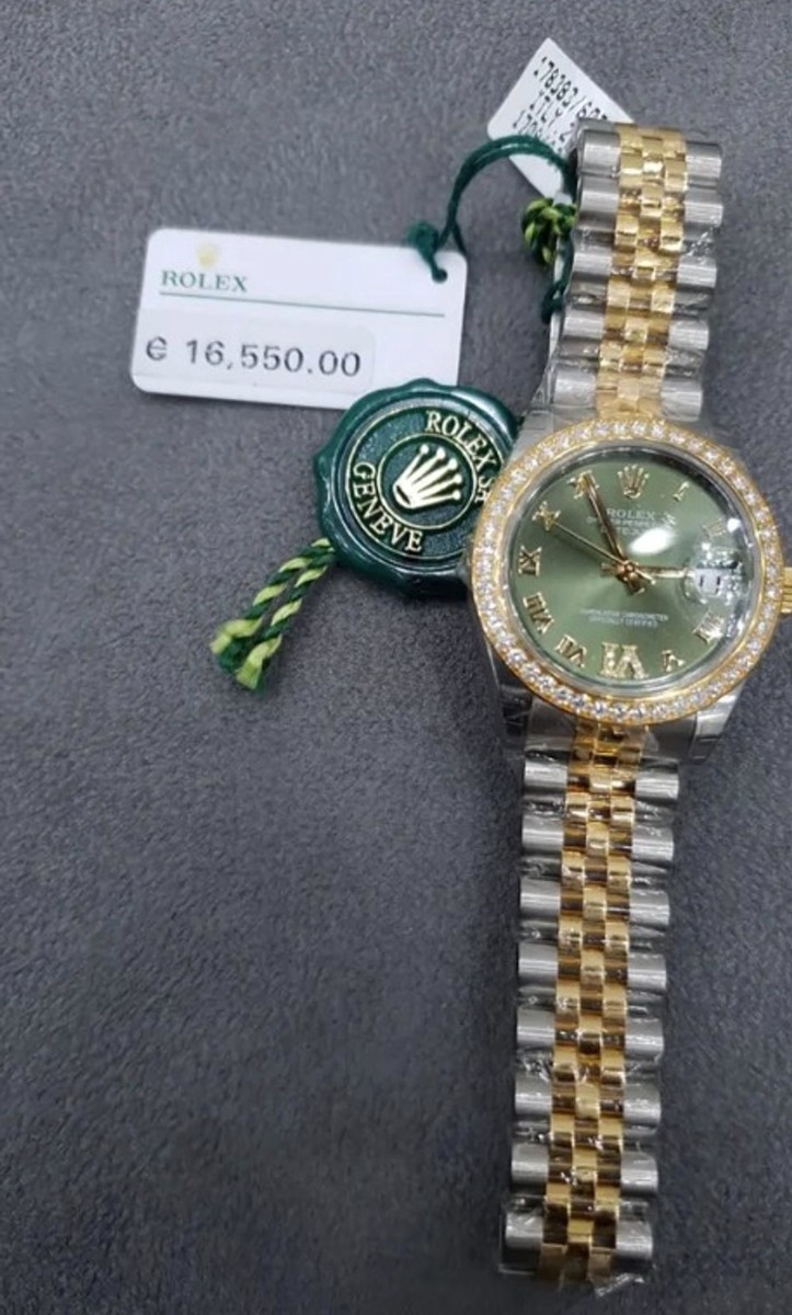 Богатата награда: луксузна торба, дијамантски прстен, Ролекс и зголемување на гради како резултат од криминалот