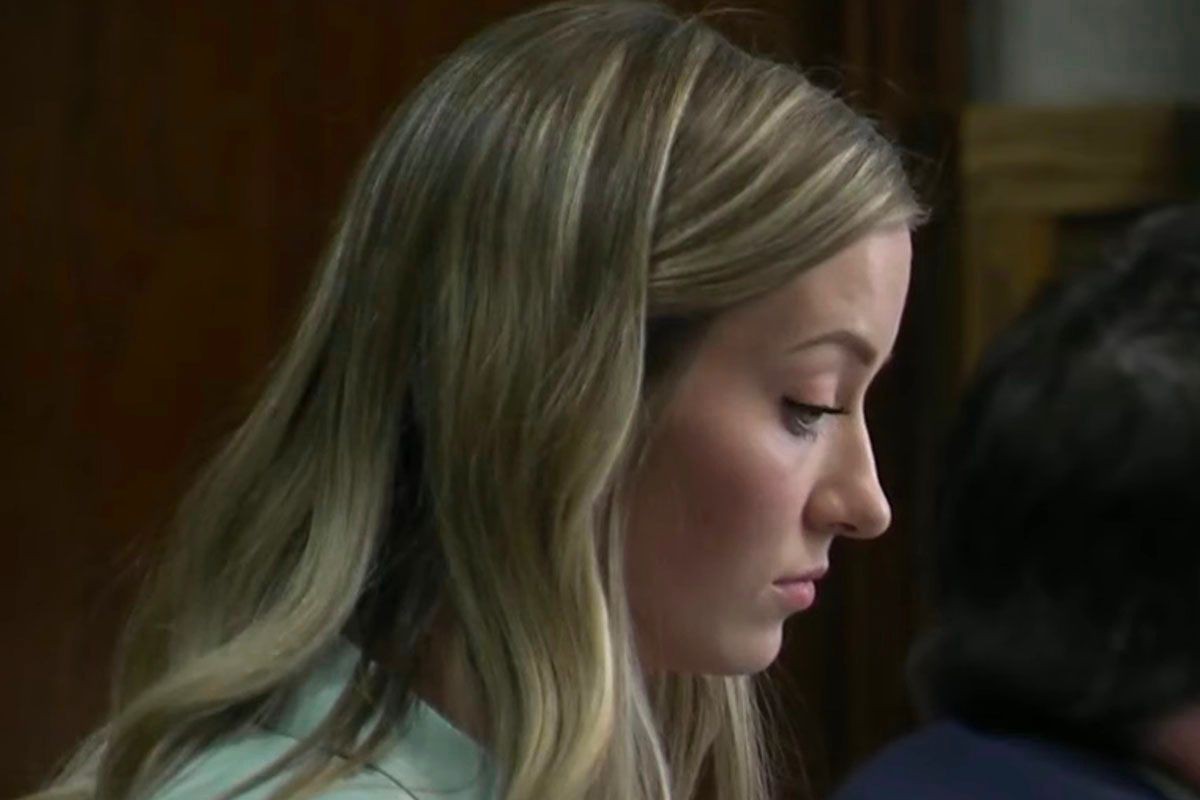 Обвинението ги открива деталите на врската меѓу учителката и ученикот, вклучително и размената на експлицитни пораки