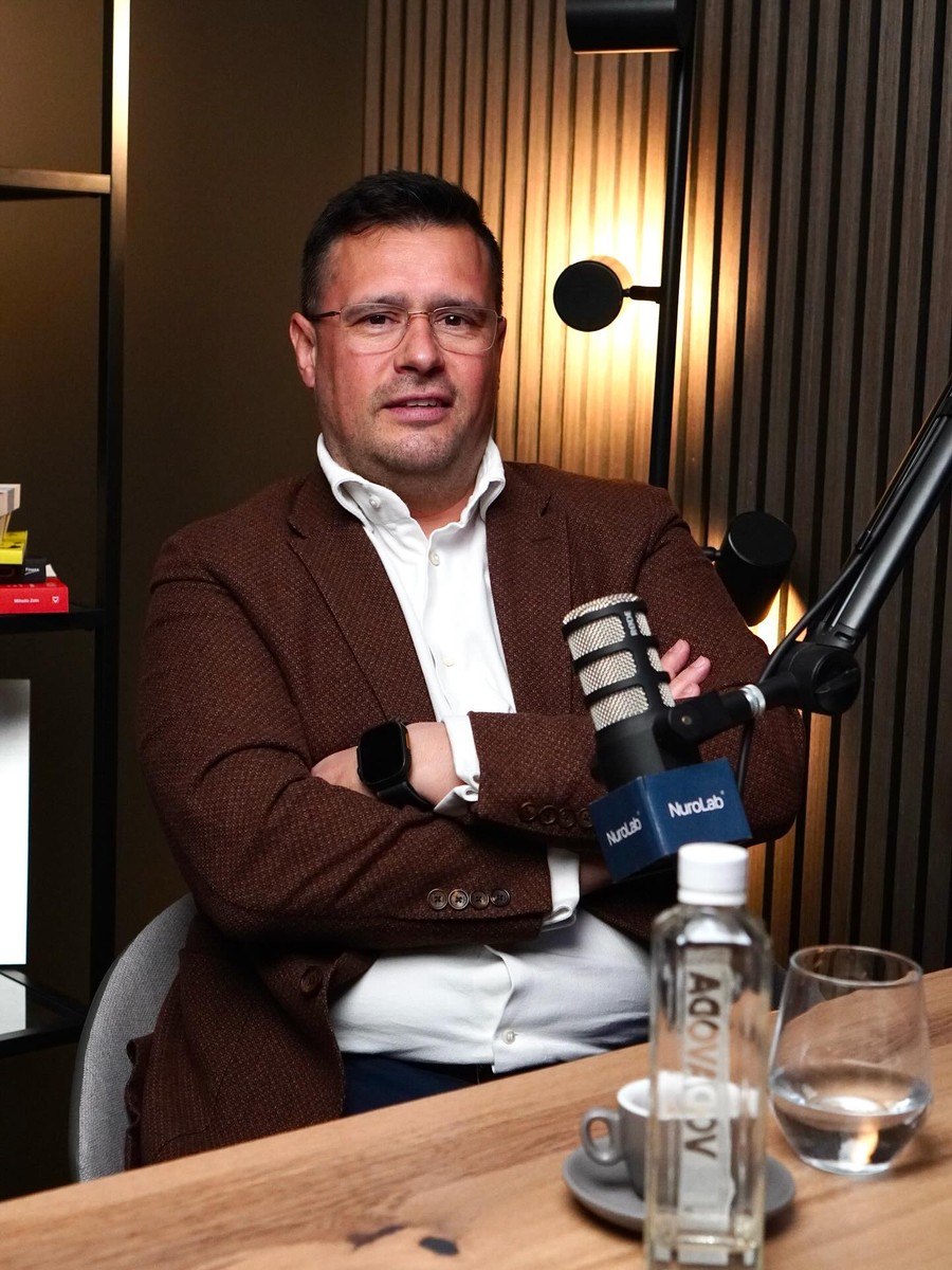 Почетокот – од логистика и случаен повик до првата канцелариска столица