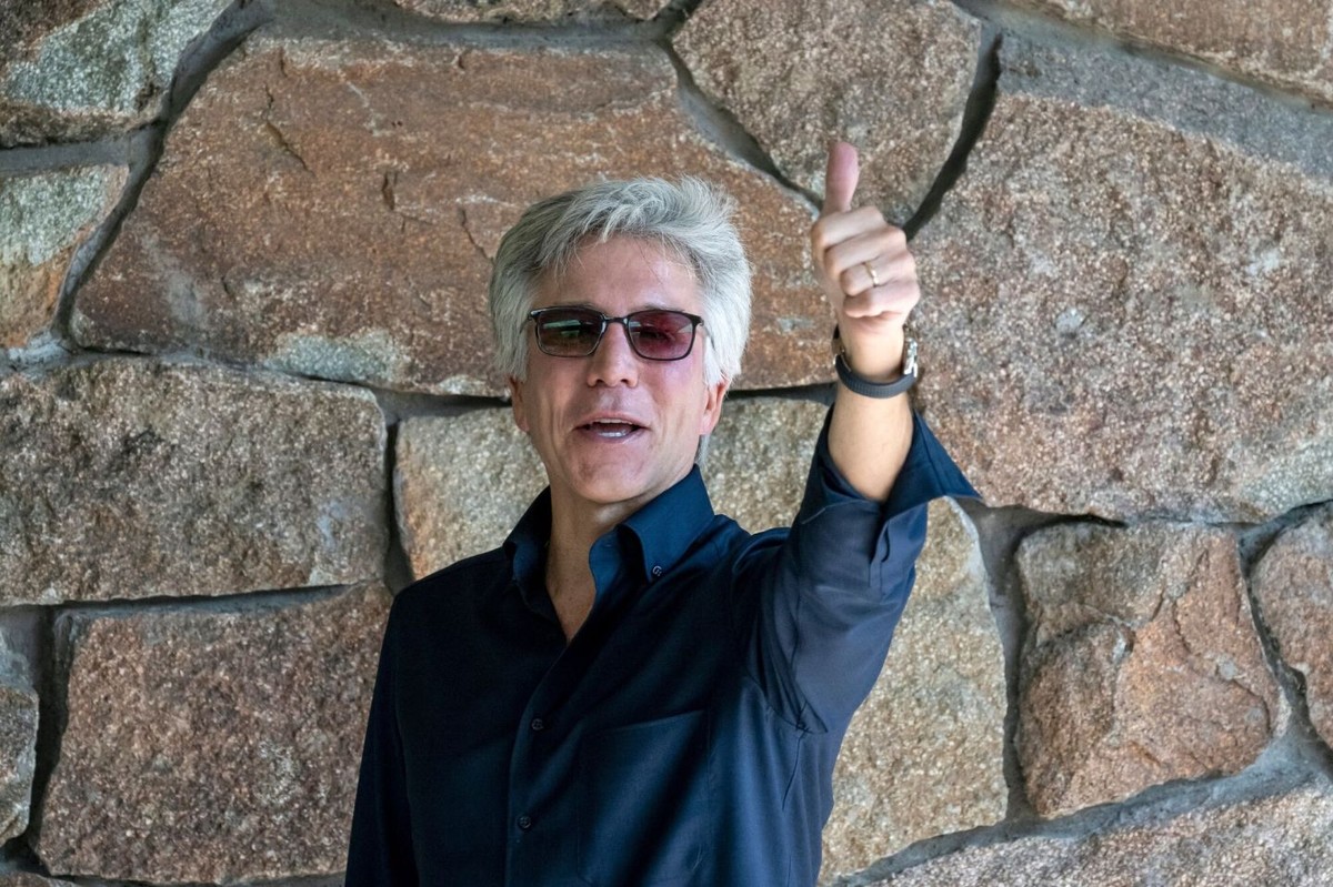 Бил МакДермот: Раст на невработеноста меѓу младите до 35% поради агенти со вештачка интелигенција