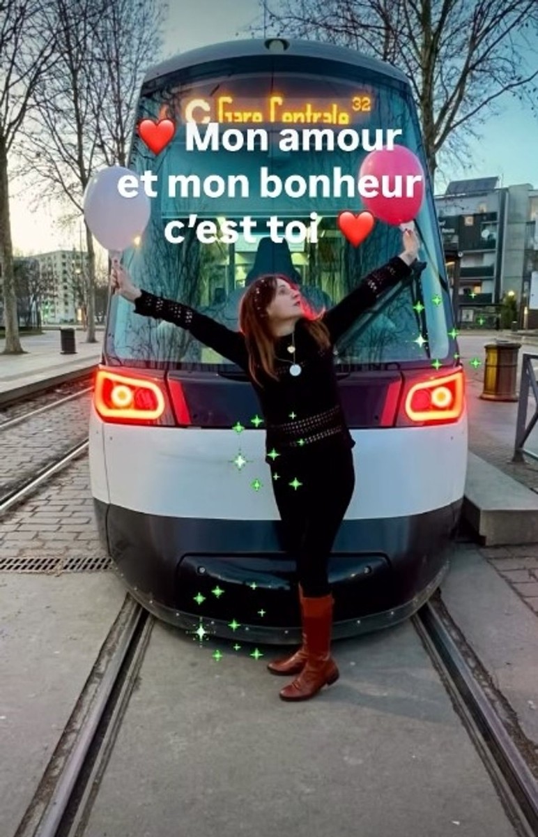 Покрај врската со трамвајот, Сандра има и човечки партнер – тие се тројка